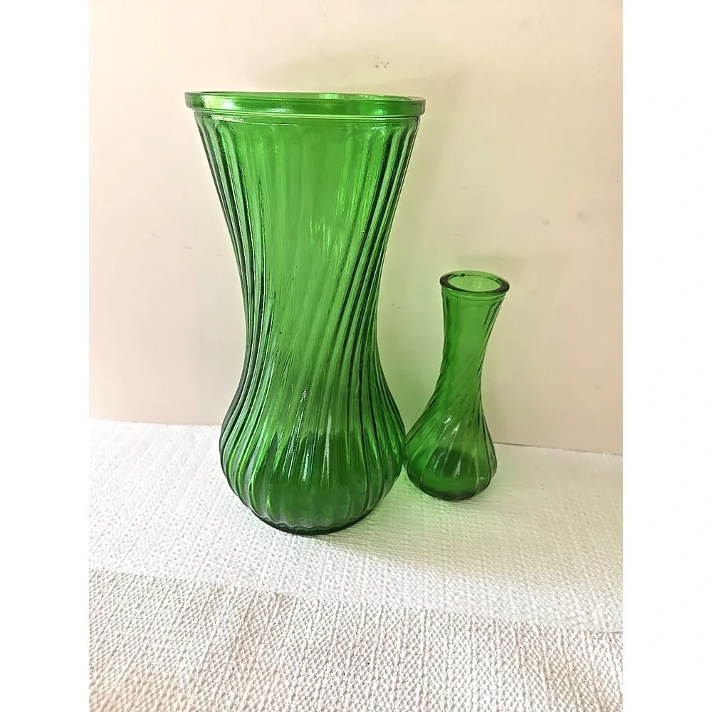 Vintage Hoosier Glass Emerald Green Ribbed Swirl Vases Lot of 2 10